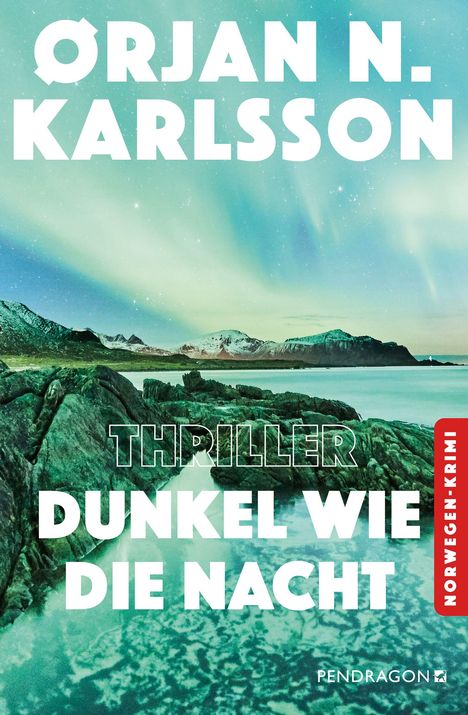 Text: ØRJAN N. KARLSSON, THRILLER, DUNKEL WIE DIE NACHT, NORWEGEN-KRIMI. Landschaft mit Polarlichtern über Bergen und Meer.