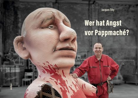 Text: "Wer hat Angst vor Pappmaché?" und "Jacques Tilly". Eine große, farbige Pappmaché-Figur und ein Mann in rotem Anzug.