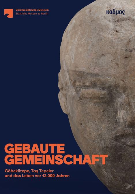 Text: "Gebaute Gemeinschaft: Göbeklitepe, Taş Tepeler und das Leben vor 12.000 Jahren." Eine steinzeitliche Skulptur.