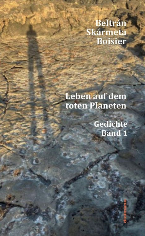 Auf rauem, felsigem Boden ein langer Schatten. Texte: "Beltrán Skármeta Boisier", "Leben auf dem toten Planeten", "Gedichte Band 1".