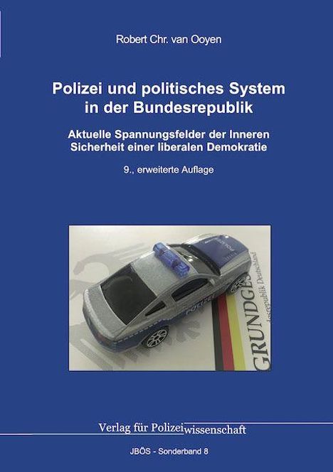 "Polizei und politisches System in der Bundesrepublik" ist der Titel. Ein Spielzeug-Polizeiauto liegt auf einem Buch.