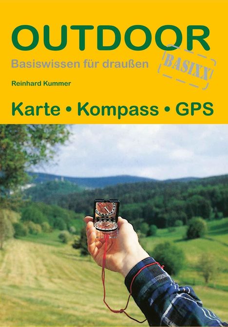 OUTDOOR, Basiswissen für draußen. Reinhard Kummer. Karte, Kompass, GPS. Hand hält Kompass vor Landschaft.