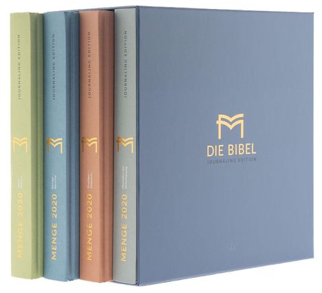 "DIE BIBEL Journaling Edition, MENGE 2020." Vier Bücher in Grün, Blau, Braun, Beige mit Goldschrift in einem dunkelblauen Schuber.