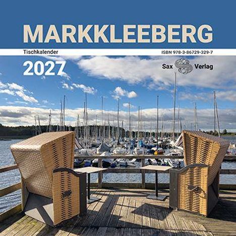 „MARKKLEEBERG 2027 Tischkalender“. Zwei Strandkörbe mit Blick auf einen Hafen voller Segelboote unter wolkigem Himmel.