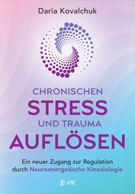 "Daria Kovalchuk: Chronischen Stress und Trauma auflösen. Ein neuer Zugang durch Neuroenergetische Kinesiologie." Ein spiralförmiges Logo, Hintergrund in weichen Farbverläufen.