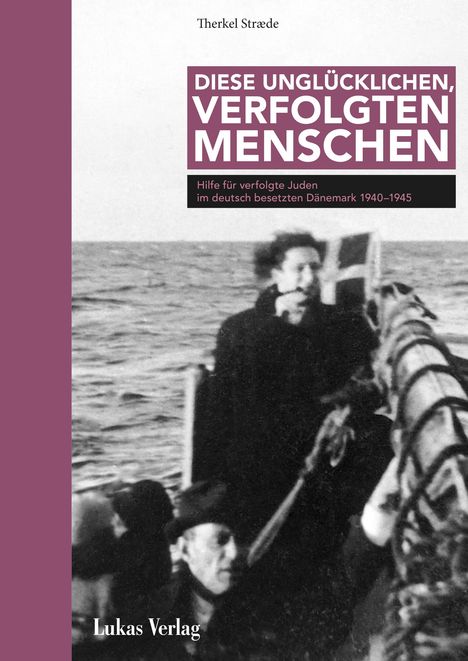 **Diese unglücklichen, verfolgten Menschen**. Schwarz-weißes Foto von Personen in einem Boot auf offenem Meer.