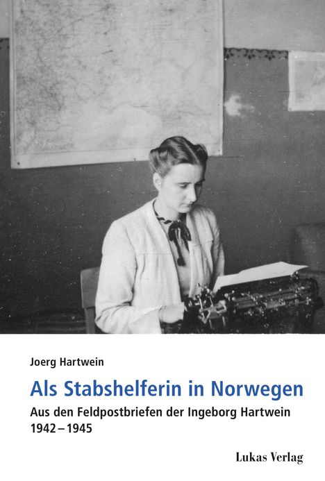 Joerg Hartwein: Als Stabshelferin in Norwegen. Frau tippt an Schreibmaschine, Landkarte im Hintergrund.