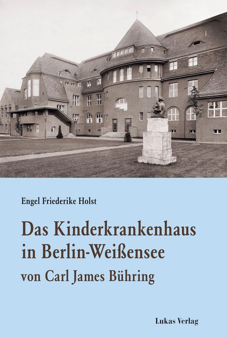 Engel Friederike Holst. Historisches Gebäude mit Türmen und vielen Fenstern, davor eine Skulptur auf einem Sockel.