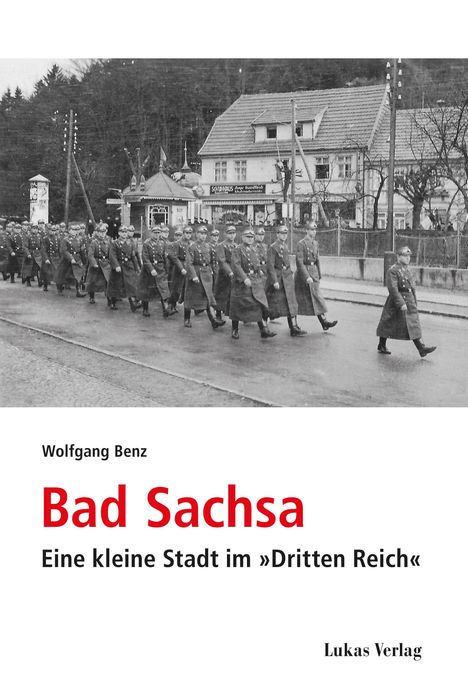 Wolfgang Benz, "Bad Sachsa: Eine kleine Stadt im »Dritten Reich«". Schwarzweiß-Foto von marschierenden Soldaten vor einem Gebäude.