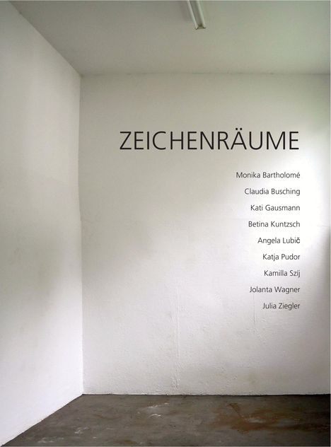 ZEICHENRÄUME. Namen: Monika Bartholomé, Claudia Busching, Kati Gausmann, Betina Kuntzsch, Angela Lubič. Weiße Wand, leeres Zimmer.