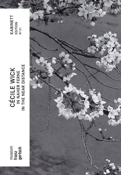 Links steht: "Cécile Wick, In naher Ferne, In the Near Distance". Schwarz-weißes Foto von Kirschblütenzweigen.