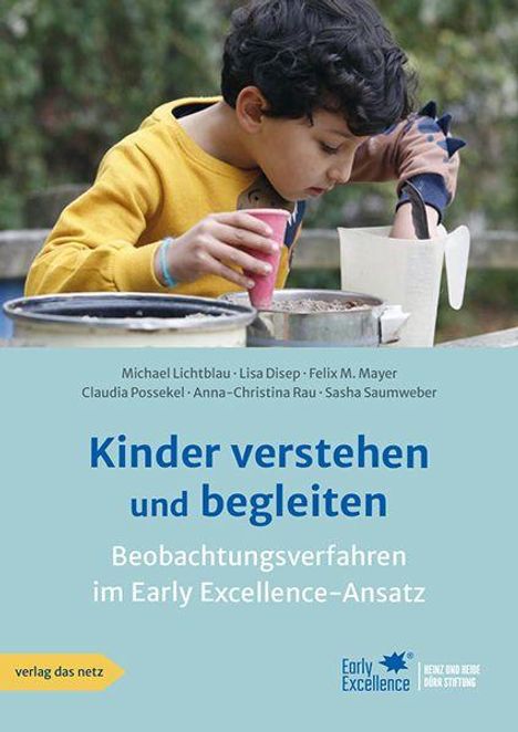 Text: "Kinder verstehen und begleiten. Beobachtungsverfahren im Early Excellence-Ansatz." Ein Kind beim Experimentieren.