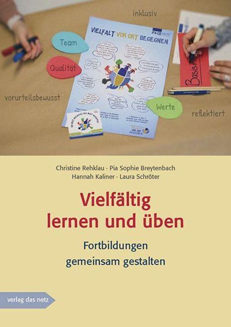 Oben sind Wörter wie "reflektiert", "inklusiv", "Team". Darunter: "Vielfältig lernen und üben". Hände, Stifte, Plakat.