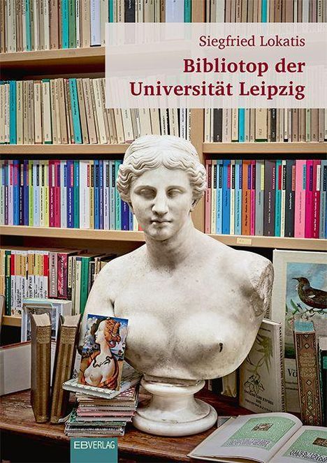 "Bibliotop der Universität Leipzig" von Siegfried Lokatis. Eine Büste vor vollen Bücherregalen, diverse Bücher und Karten.