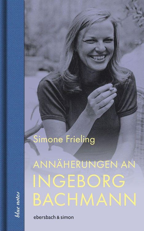"Simone Frieling: Annäherungen an Ingeborg Bachmann." Eine lächelnde Frau hält eine Zigarette. Links blauer Buchrücken.