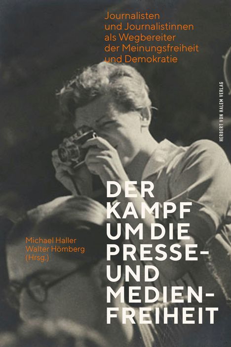 "Der Kampf um die Presse- und Medienfreiheit". Schwarz-Weiß-Foto eines Fotografen mit Kamera, daneben Verlegertext.