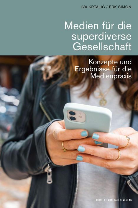 "Medien für die superdiverse Gesellschaft" steht oben. Eine Person hält ein Handy mit hellblauer Hülle.