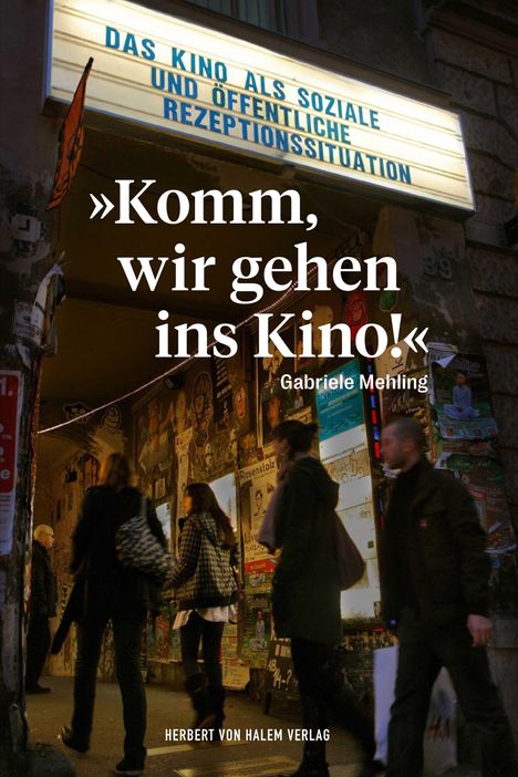 „Komm, wir gehen ins Kino!“ von Gabriele Mehling. Menschen vor einem mit Plakaten bedeckten Kinoeingang.