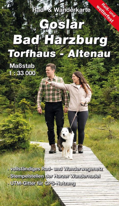 Text: "Rad- & Wanderkarte Goslar Bad Harzburg Torfhaus - Altenau Maßstab 1:33 000 vollständig reiß- und wetterfest." Zwei Menschen und ein Hund spazieren auf einem Holzweg durch grünen Wald.