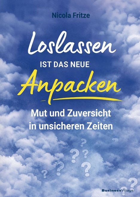 "Loslassen ist das neue Anpacken. Mut und Zuversicht in unsicheren Zeiten." Wolkenhintergrund mit Fragezeichen.