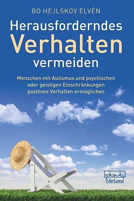 „Herausforderndes Verhalten vermeiden“, Sonnenliege und Strohhut auf grüner Wiese vor blauem Himmel mit Wolken.