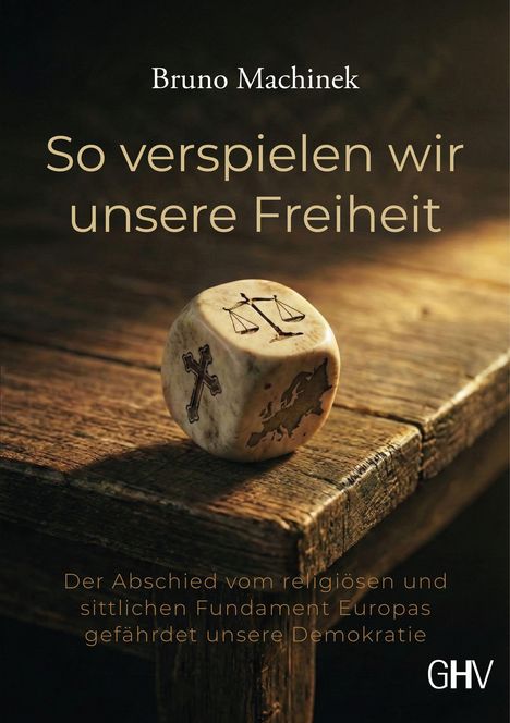 „So verspielen wir unsere Freiheit“ von Bruno Machinek. Würfel zeigt Justizwaage, Kreuz, Europa-Karte auf Holztisch.