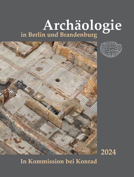 „Archäologie in Berlin und Brandenburg“, 2024. Unten: „In Kommission bei Konrad“. Foto einer Ausgrabungsstätte.