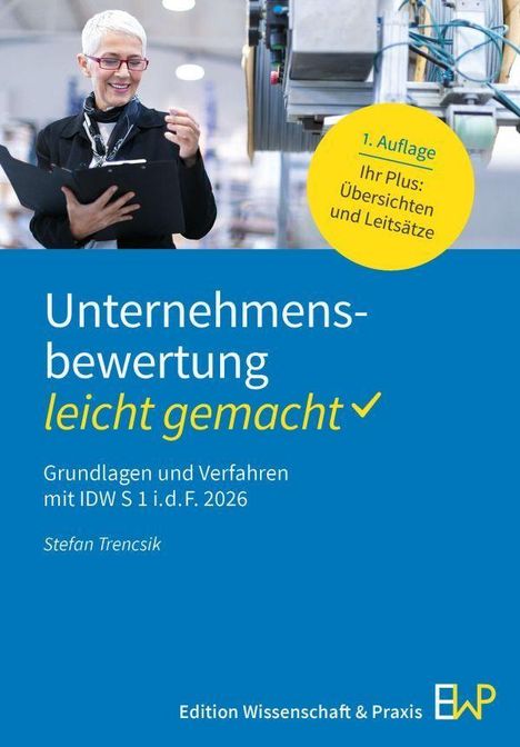 "Unternehmensbewertung leicht gemacht" steht auf einem Buchcover. Ein lächelnder Mensch hält einen Ordner in einer Fabrikhalle.