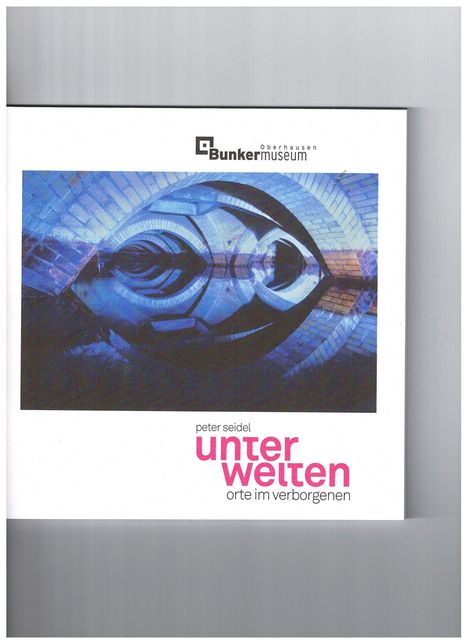 peter seidel, unterwelten, orte im verborgenen. Bunkermuseum Logo und abstraktes blaues Tunnelmotiv.