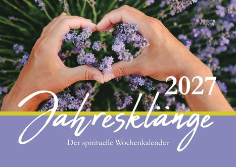 2027, Jahresklänge, Der spirituelle Wochenkalender. Zwei Hände formen ein Herz über Lavendelblüten.
