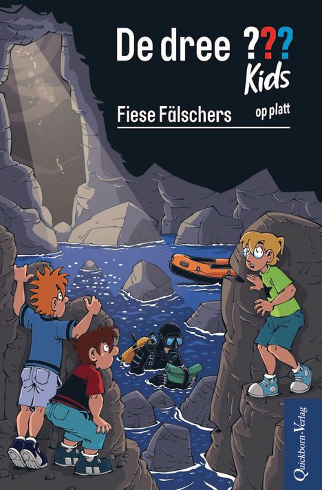 „De dree ??? Kids. Fiese Fälschers op platt.“ Drei Kinder und ein Taucher in einer felsigen Höhle mit Schlauchboot.*
