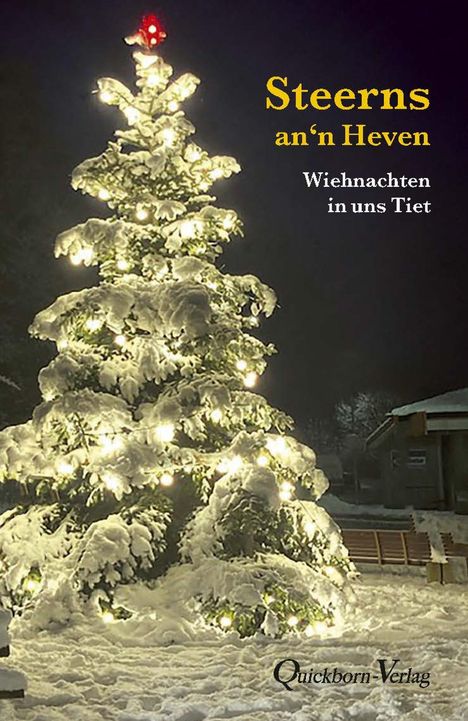 „Steerns an’n Heven. Wiehnachten in uns Tiet.“ Ein schneebedeckter, beleuchteter Weihnachtsbaum im Freien.