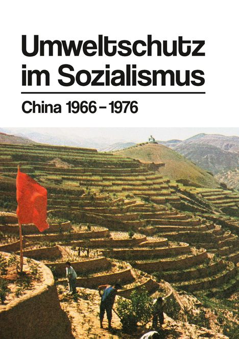 „Umweltschutz im Sozialismus: China 1966–1976.“ Vor terrassierten Feldern weht eine rote Fahne.