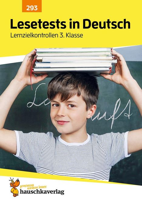 293, Lesetests in Deutsch, Lernzielkontrollen 3. Klasse. Junge mit gestreiftem Shirt und Büchern auf dem Kopf lächelt.
