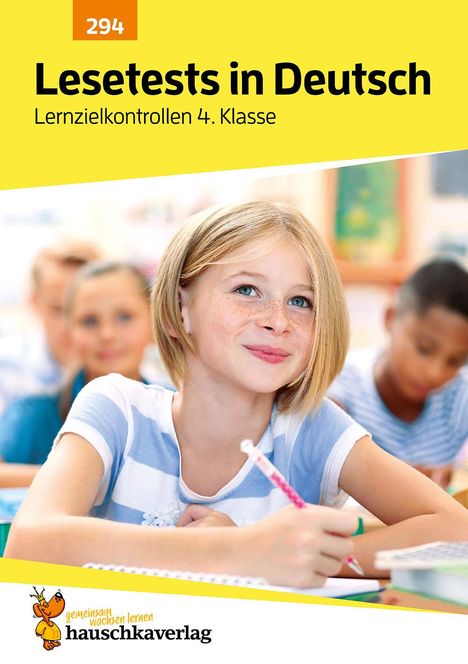 294 Lesetests in Deutsch. Lernzielkontrollen 4. Klasse. Ein lächelndes Mädchen in einem Klassenzimmer. Logo unten.