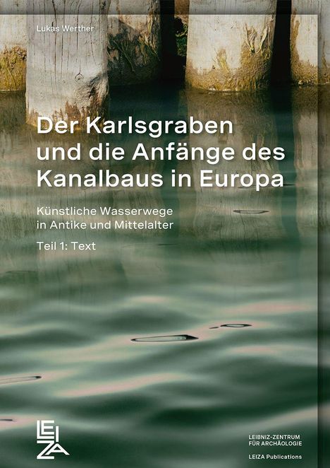 „Der Karlsgraben und die Anfänge des Kanalbaus in Europa“. Wasser und Holzpfähle spiegeln sich. LEIZA-Logo unten.