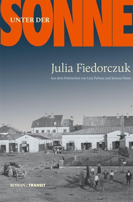 "UNTER DER SONNE" oben in großen Buchstaben, "Julia Fiedorczuk" darunter. Schwarz-Weiß-Foto eines Marktplatzes.