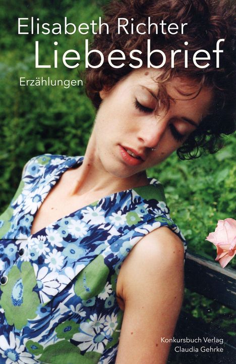 Text: Elisabeth Richter, Liebesbrief, Erzählungen. Frau in Blumenmusterkleid, neigt Kopf, geschlossene Augen, rosa Blume.
