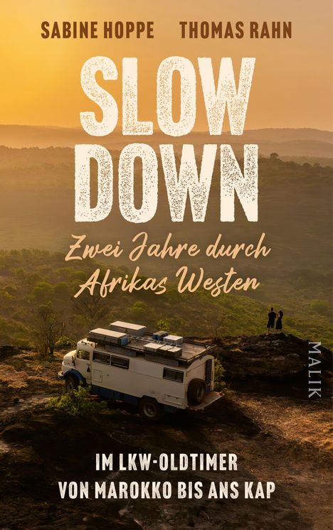 "SABINE HOPPE, THOMAS RAHN, SLOW DOWN Zwei Jahre durch Afrikas Westen, IM LKW-OLDTIMER VON MAROKKO BIS ANS KAP." Sonnenuntergang, Landschaft.