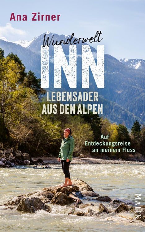 Text: Ana Zirner, Wunderwelt INN, Lebensader aus den Alpen, Auf Entdeckungsreise an meinem Fluss. Frau am Fluss vor Bergen.