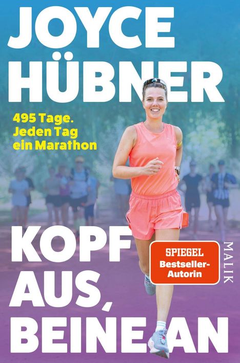 „JOYCE HÜBNER. 495 Tage. Jeden Tag ein Marathon. KOPF AUS, BEINE AN. SPIEGEL Bestseller-Autorin.“ Frau in Sportkleidung läuft.