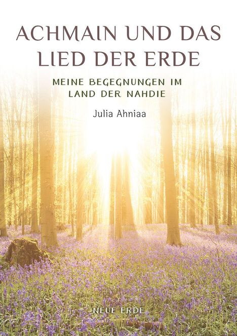 „ACHMAIN UND DAS LIED DER ERDE“ und „MEINE BEGEGNUNGEN IM LAND DER NAHDIE“, von Julia Ahniaa. Sonnenstrahlen durchleuchten einen Wald voller lilafarbener Blumen.