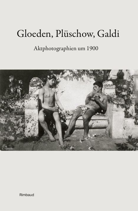 „Gloeden, Plüschow, Galdi“ und „Aktphotographien um 1900“. Darunter zwei sitzende nackte Männer, einer spielt eine Panflöte.