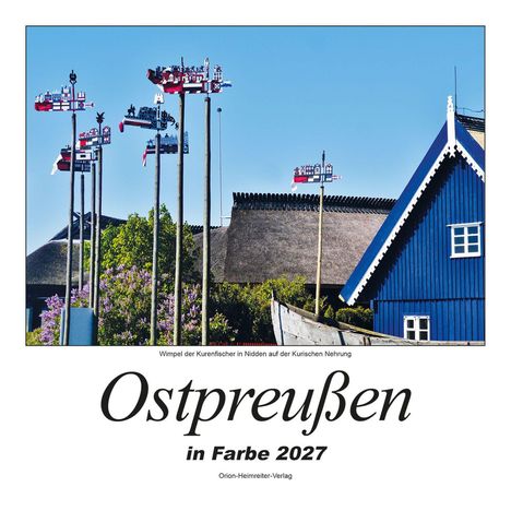 "Ostpreußen in Farbe 2027", Flaggen auf hohen Masten, blaues Haus mit Reetdach, üppiges Grün und blauer Himmel.