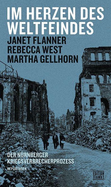 „IM HERZEN DES WELTFEINDES.“ Namen von Janet Flanner, Rebecca West, Martha Gellhorn. Ruinierte Gebäude im Hintergrund.