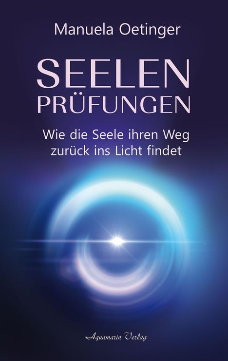 Text oben: "Manuela Oetinger". Mittig: "SEELEN PRÜFUNGEN". Unten: "Wie die Seele ihren Weg zurück ins Licht findet". Blauer Hintergrund mit hellem Lichtkranz im Zentrum.