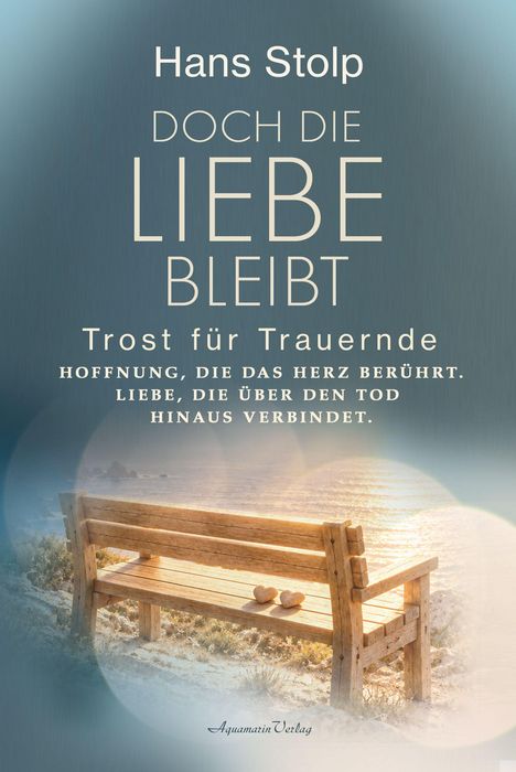 Text: "Hans Stolp Doch die Liebe bleibt Trost für Trauernde Hoffnung, die das Herz berührt. Liebe, die über den Tod hinaus verbindet." Eine Holzbank am Meer bei Sonnenuntergang.