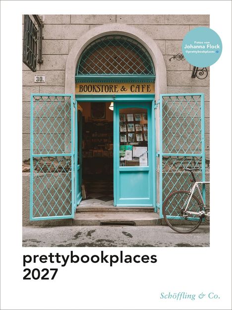 Text: "prettybookplaces 2027", "Fotos von Johanna Flock @prettybookplaces". Eine Buchladen- und Café-Fassade mit Fahrrad.