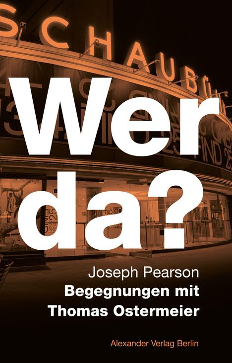 „Wer da?“ in großen Buchstaben, darunter: Joseph Pearson, Begegnungen mit Thomas Ostermeier, Alexander Verlag Berlin. Im Hintergrund: ein Theatergebäude.