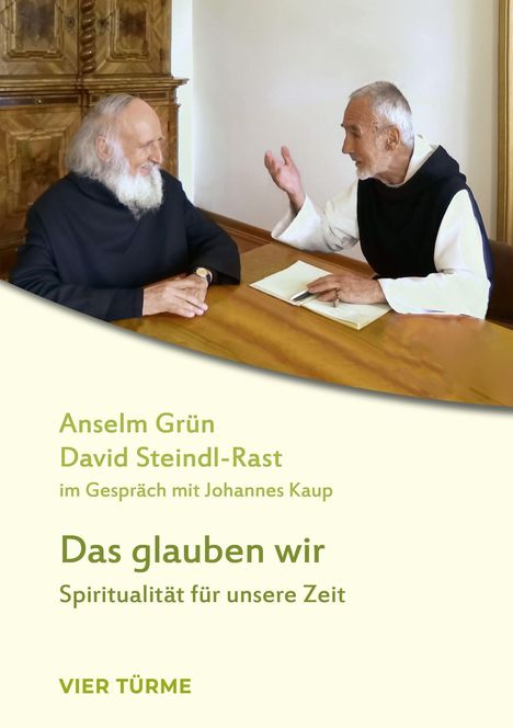 Anselm Grün, David Steindl-Rast: "Das glauben wir". Zwei Männer, auf einem Holzschreibtisch sitzend, im Gespräch.